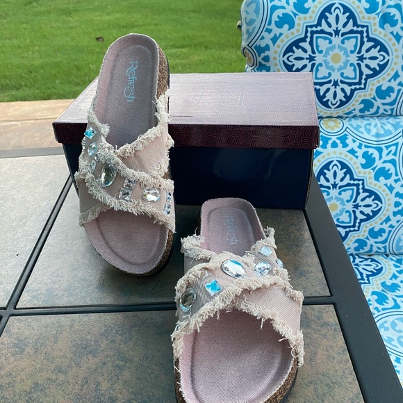 NIB CASUAL MAUVE RHINESTONE FRAYED SANDALS - Picture 2 of 5